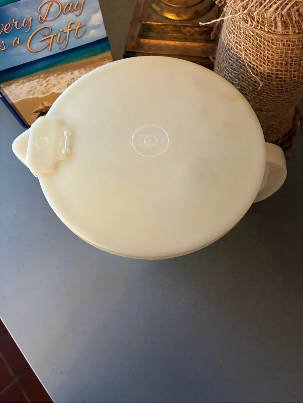 VINTAGE, Tupperware LARGE measuring cup, 1970’s with lid. MIX-N-STOR pour spout.